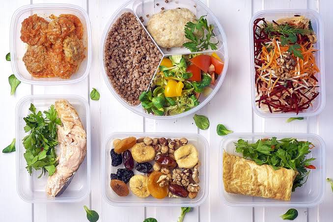 Berbagai makanan sehat seperti sayuran, buah, telur, ikan, dan kacang-kacangan
